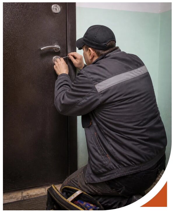 Профессиональное вскрытие замка железной двери в Омске